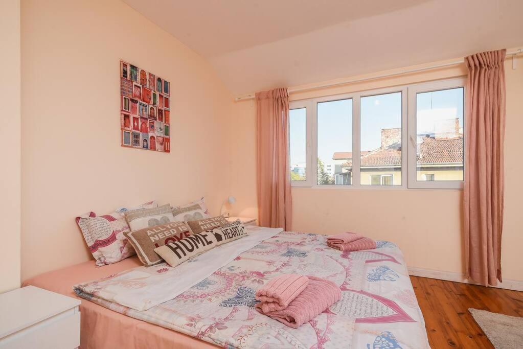 Spacious And Cozy 3 Bedroom Apartment In Downtown 소피아 외부 사진