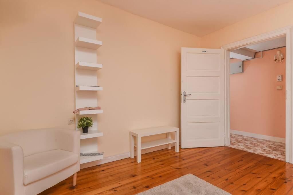 Spacious And Cozy 3 Bedroom Apartment In Downtown 소피아 외부 사진