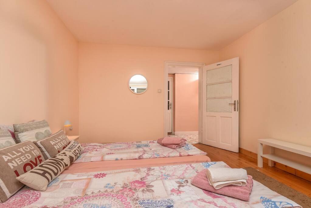Spacious And Cozy 3 Bedroom Apartment In Downtown 소피아 외부 사진
